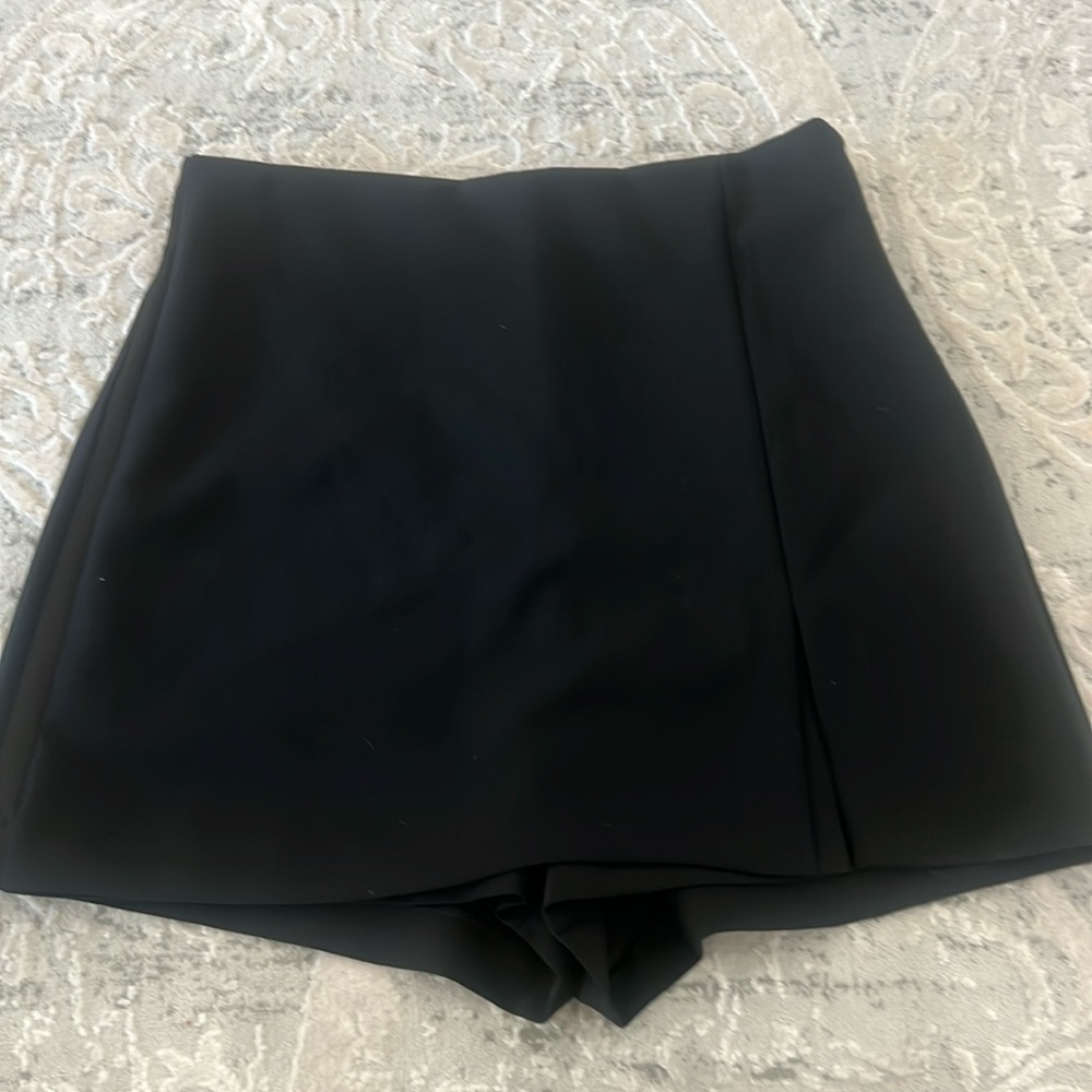Never been worn, Zara skort, black, size M!